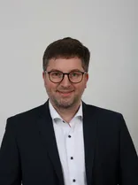 Albrecht Stickel, formelles Porträt, Blick in Kamera, neutraler Hintergrund