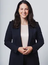 Dr. Natalie Pfau-Weller, formelles Halbporträt, Blick in Kamera, neutraler Hintergrund