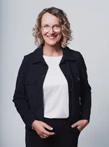 Antje Rommelspacher, Halbportrait, formelles Porträt, lächelnd, Blick in Kamera