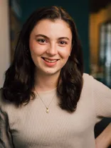 Clara Schweizer, Porträt, Blick in Kamera, neutraler Hintergrund